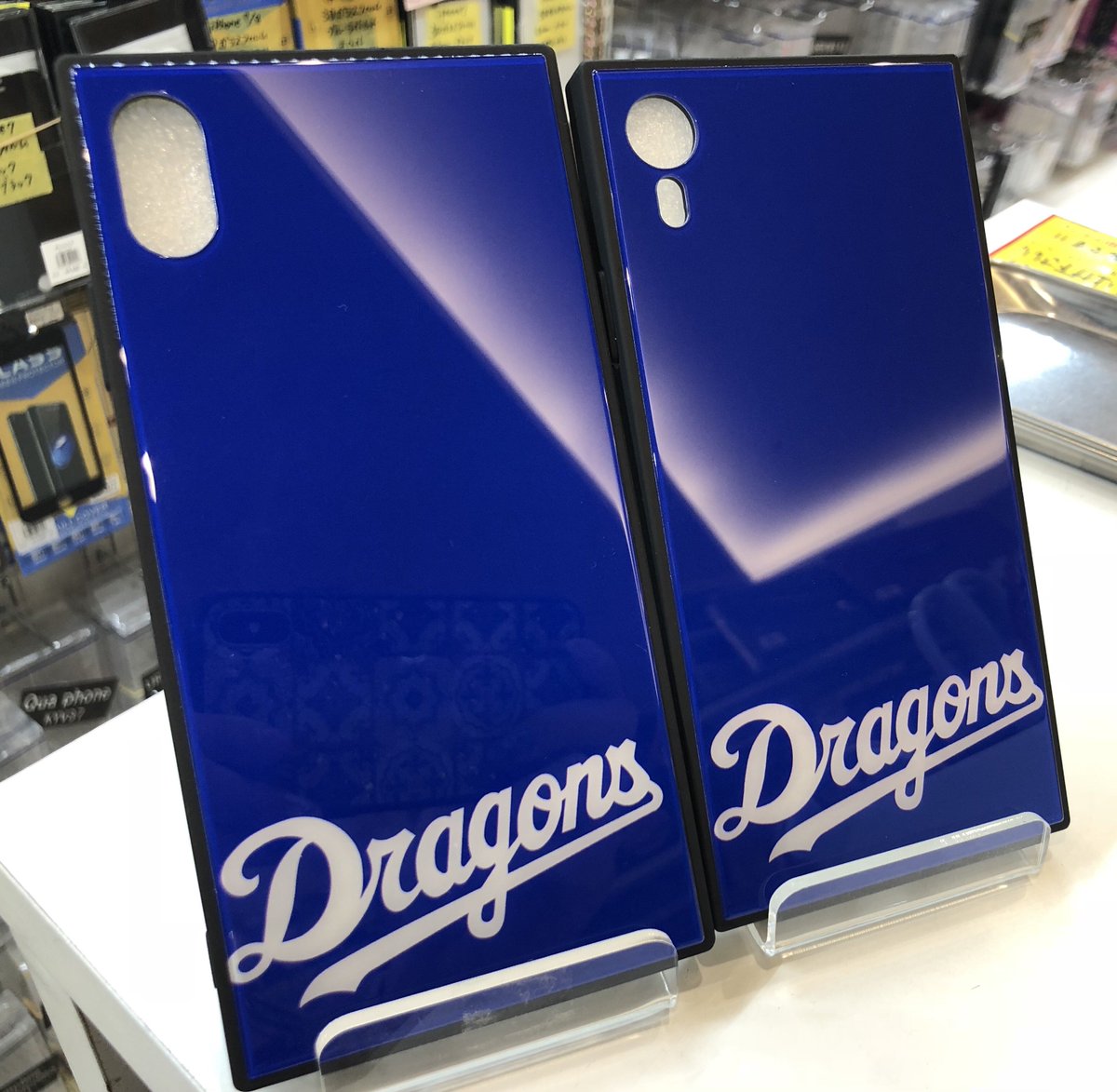 case_ya_com_dom's tweet photo. ロゴの片面ケースが四角い形に変わって再登場です⭐️
待望のiphoneXR、XsMAXも入荷しました😊
こちらは背面がガラスケースになっており高級感があります👍
大人気のドアラリングを合わせて付けて頂くのも可愛いですよ😍
#ナゴヤドーム　#dragons  #ドアラ　#松坂投手 https://t.co/vXW3gr7A1C