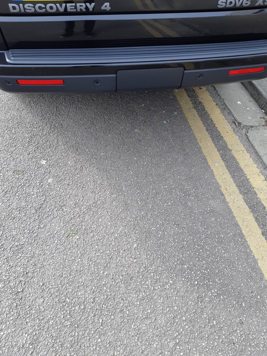 MiddleClassChr1's tweet photo. A Discovery parked on double yellow lines? Feels just like the school run back in Surrey. Feel very much at home. Thanks #WAEVENT2019 https://t.co/2Mrkryfx8R