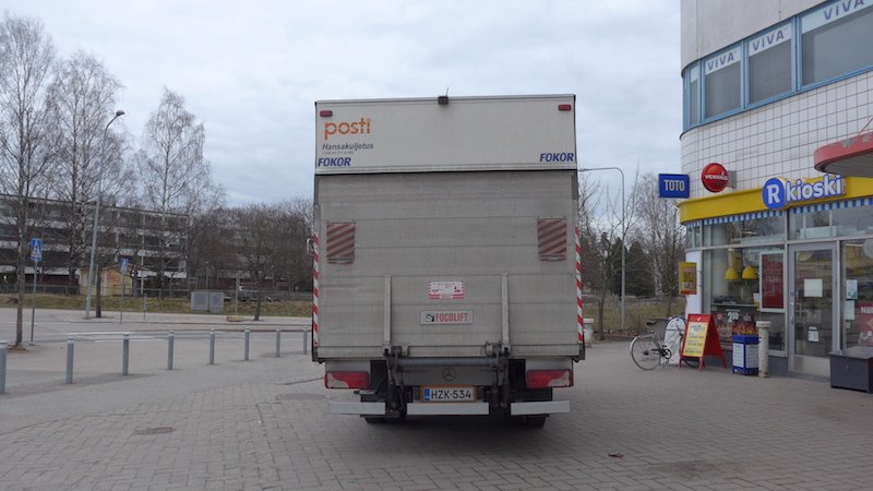 cyclite's tweet photo. Melkein jäin tämän @Postigroup sankarikuskin alle, joka tuli nurkan takaa kolmeakymppiä eteen jalankulkualueella. Kuulemma hänellä on oikeus, koska on töissä, ja kuulemma saa joka päivä kuulla jotain mussutusta ajamisestaan. #AutotAjoradalle https://t.co/2b2cBWk5mj