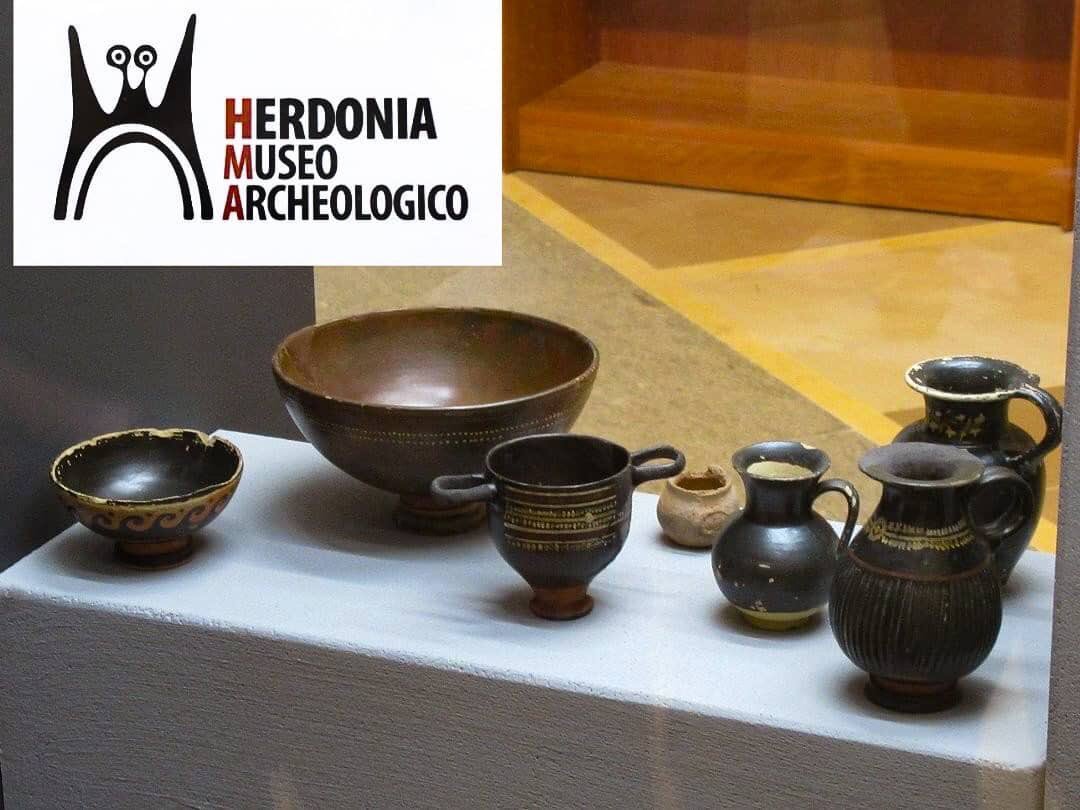 #ORDONA: LA NOTEVOLE #CERAMICA #DAUNIA PROVENIENTE DALLE #NECROPOLI'
Ringraziamo @archeoartista_cizzart per questo scatto!📸
▪
 #herdoniamuseo #hermaordona #daunia #arqueology #archaeology #italia #italiadascoprire #design #museoarcheologico #daunia #5realisiti #foggia #Puglia