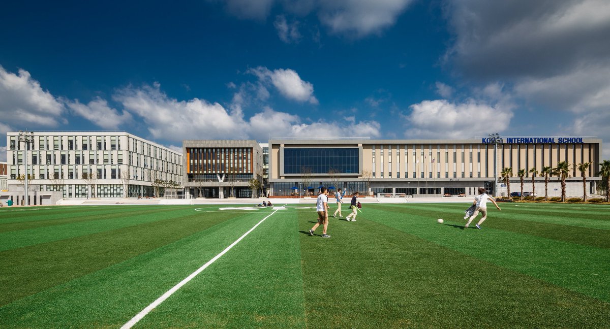 제주 국제학교 KIS Jeju의 졸업생들이 미국과 영국 상위권 대학에 대거 합격하여 화제가 되고 있습니다. 
올해 졸업예정자들이 입학허가를 받은 미국 대학은 시카고대, 아이비리그 코넬대 등이며,
영국은 캠브리지대, UCL, 킹스칼리지 런던 등입니다.

기사보기 : newsworks.co.kr/news/articleVi…