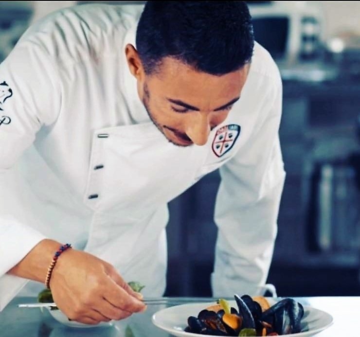 I successi del Cagliari nascono anche a tavola.

I segreti di William Pitzalis, lo chef rossoblù diventato famoso in tv «Ma quale dieta noiosa... oggi tutti i calciatori vogliono mangiare bene» bit.ly/2DeF8jb