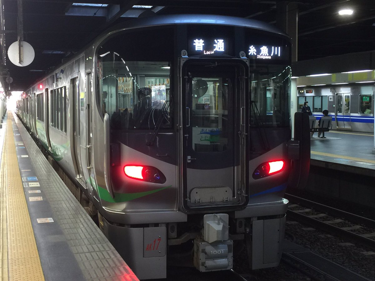 あいの風とやま鉄道521系2連＋2連4両編成 普通糸魚川行き 金沢駅17時39