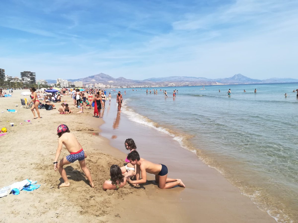 RealAlicante's tweet photo. The summer is coming. This Sunday lots of people enjoyed the weather and some even took a plunge. #spain #beach #family #propertyinspain https://t.co/PHe0ZWbp2G