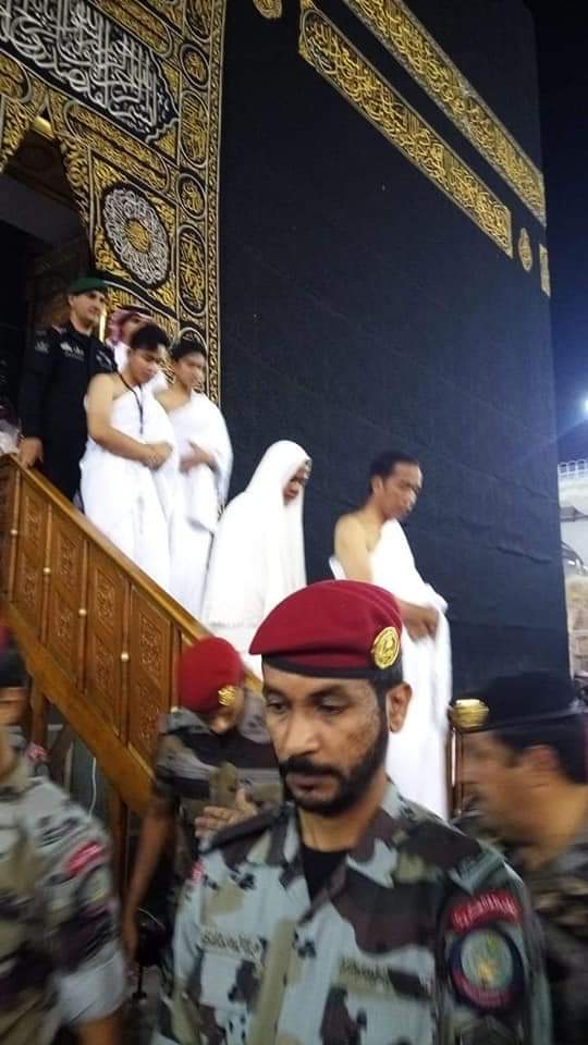 Presiden <a href="/jokowi/">Joko Widodo</a> berkesempatan ibadah di dalam Ka'bah