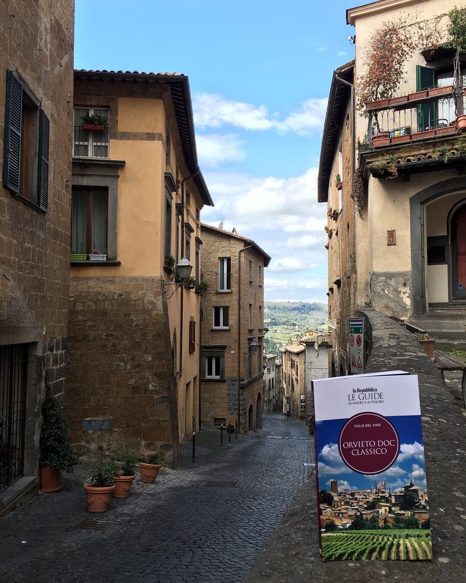 Guide_Rep's tweet photo. Un volume che racconta, con un approccio inedito, l'area di produzione dei vini della Doc Orvieto, creando una nuova perla nella collana Italia del Vino. ร Orvieto Doc Classico, disponibile in edicola, nelle librerie e presto online
#OrvietoDoc #Orvieto #DuomoDiOrvieto https://t.co/eTiaf46ACu