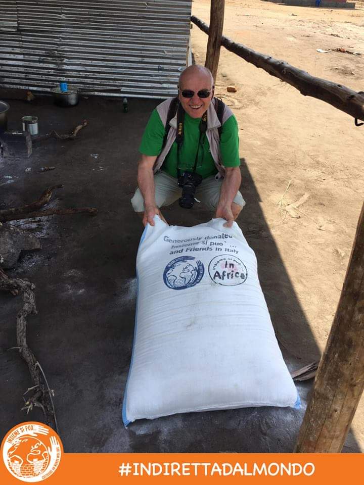 GruppoMafalda's tweet photo. #InDirettaDalMondo
Prima tappa della trasferta di Piergiogio in Uganda: il campo profughi di Palabek che ospita migliaia di persone in fuga dal confinante Sud Sudan.

Come Insieme si può stiamo contribuendo alla crisi inviando sacchi di farina.
@isp365giorni #Africa #Uganda https://t.co/flcb3h2Bkz