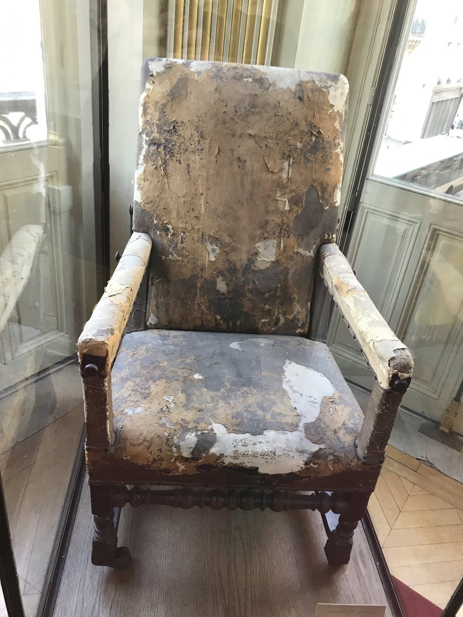 Évidemment à la #ComédieFrançaise on ne peut pas manquer le fauteuil du maître... une relique 
#Molière
