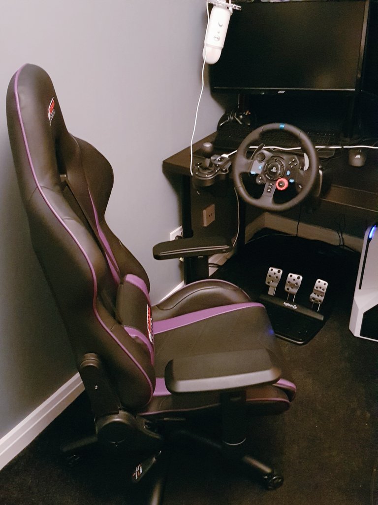 MyNameizFuzz's tweet image. My new setup for #eurotrucksimulator2 &amp;amp; #spintiresmudrunner Makes such a difference to the games! #logitech