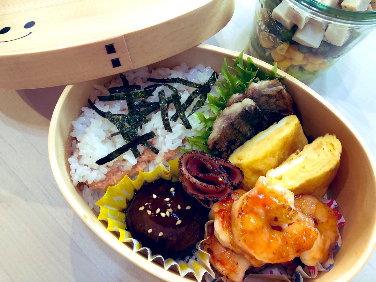 schr718's tweet photo. 今日の娘弁当
日曜日は町内清掃活動に始まり、物置小屋の片付け、寝具カバー洗濯3回、
庭の手入れまで頑張った一日(^^♪
エビチリは娘のリクエスト!!

#娘弁当  #JK3  #作り置き
#常備菜 https://t.co/gS9P2udZAT