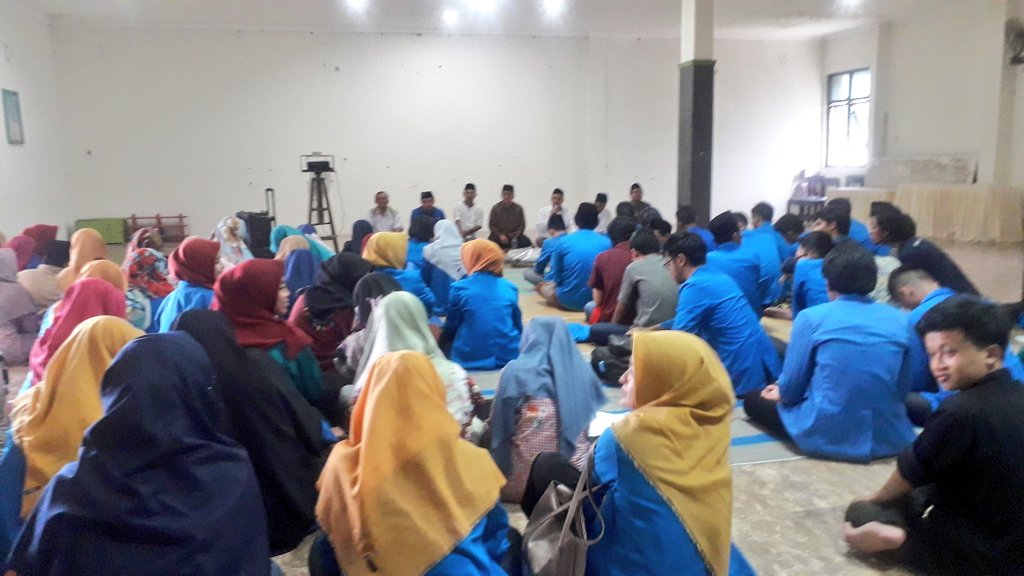 agusmuk's tweet photo. Tasyakuran Harlah Pergerakan Mahasiswa Islam Indonesia (PMII) ke- 59 di Kantor PC NU Banyumas (Senin, 15 April 2019).
#HarlahPMII59
#PMII https://t.co/P08Po8FekA