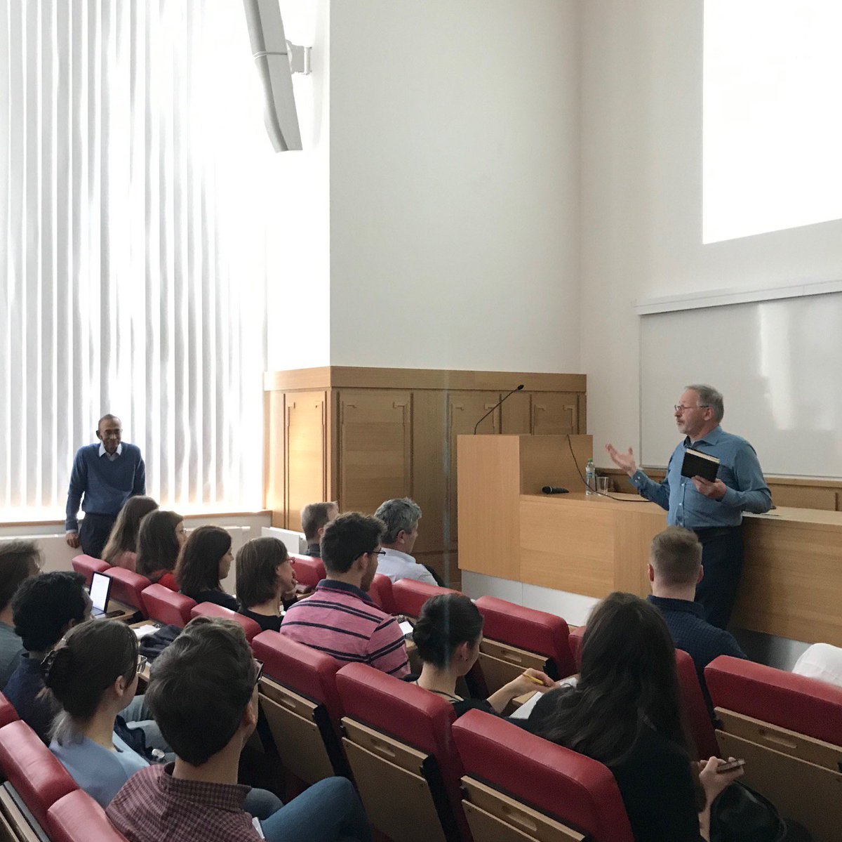 IOCBPrague's tweet image. Great pleasure and honor to have Prof. Venki Ramakrishnan / @MRC_LMB at #IOCBPrague today for an #InvitedLecture called &quot;Termination of Translation in Bacteria and Eukaryotes&quot;. #avcr