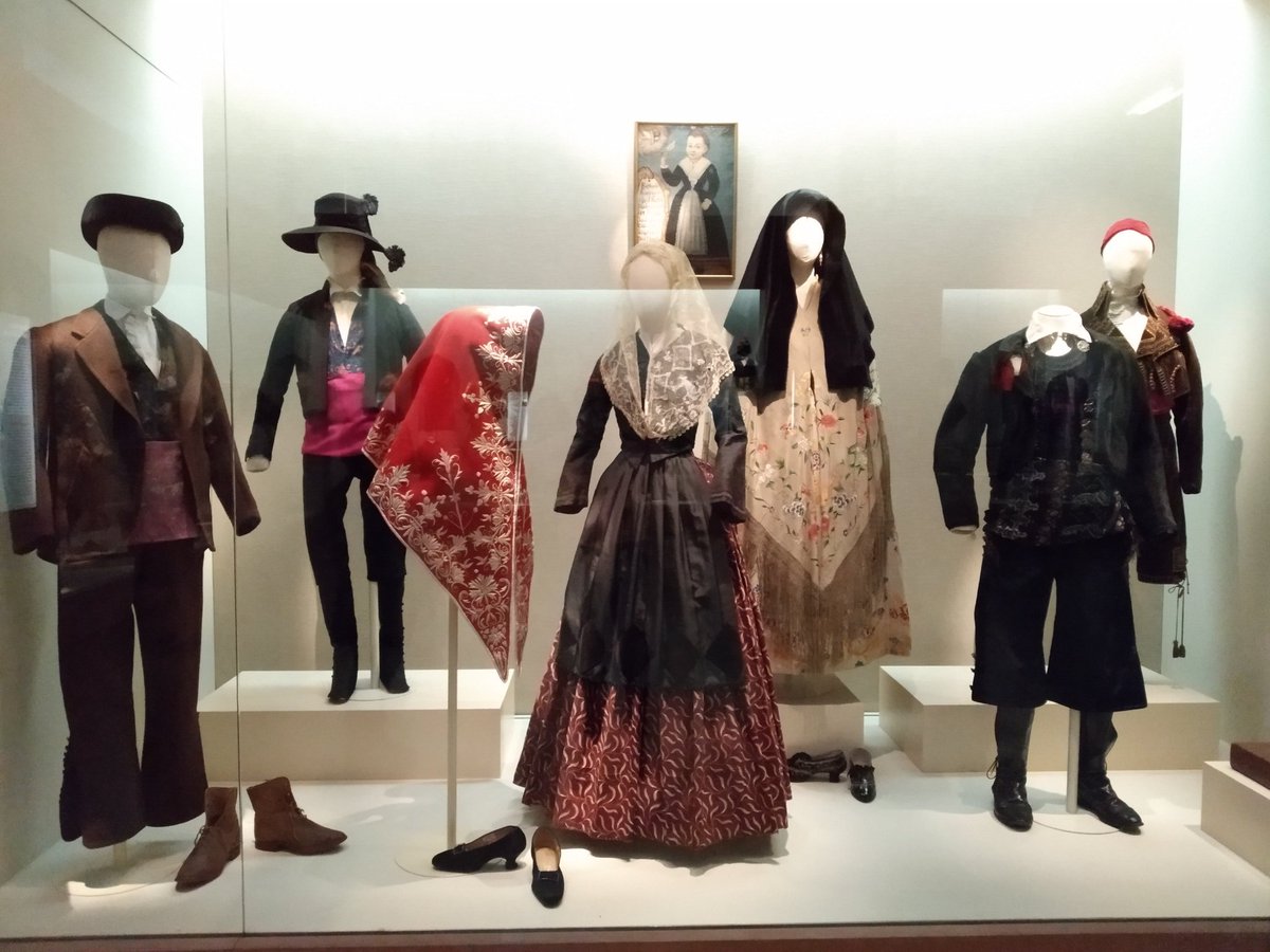 Anapotamo's tweet photo. Con motivo del XV aniversario Museo del Traje han reabierto la Sala de Indumentaria Tradicional. Han sacado a la exposición temporal trajes, instrumentos musicales y enseres que nunca han estado expuestos. ¡¡Aprovechemos la oportunidad!!

https://t.co/I13noNOMPN https://t.co/QoNBXgEANJ