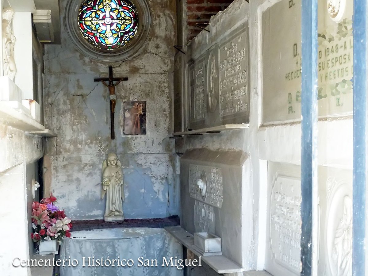 La Sala de Pésames del <a href="/CementSanMiguel/">Cementerio Histórico San Miguel</a> (hoy reconvertida en espacio de exposiciones y conferencias) cuenta con un pequeño huésped que luce de forma tímida en una de sus paredes y que también guarda su propia historia. Tiempo atrás presidió el panteón de la Familia Rey (1930).