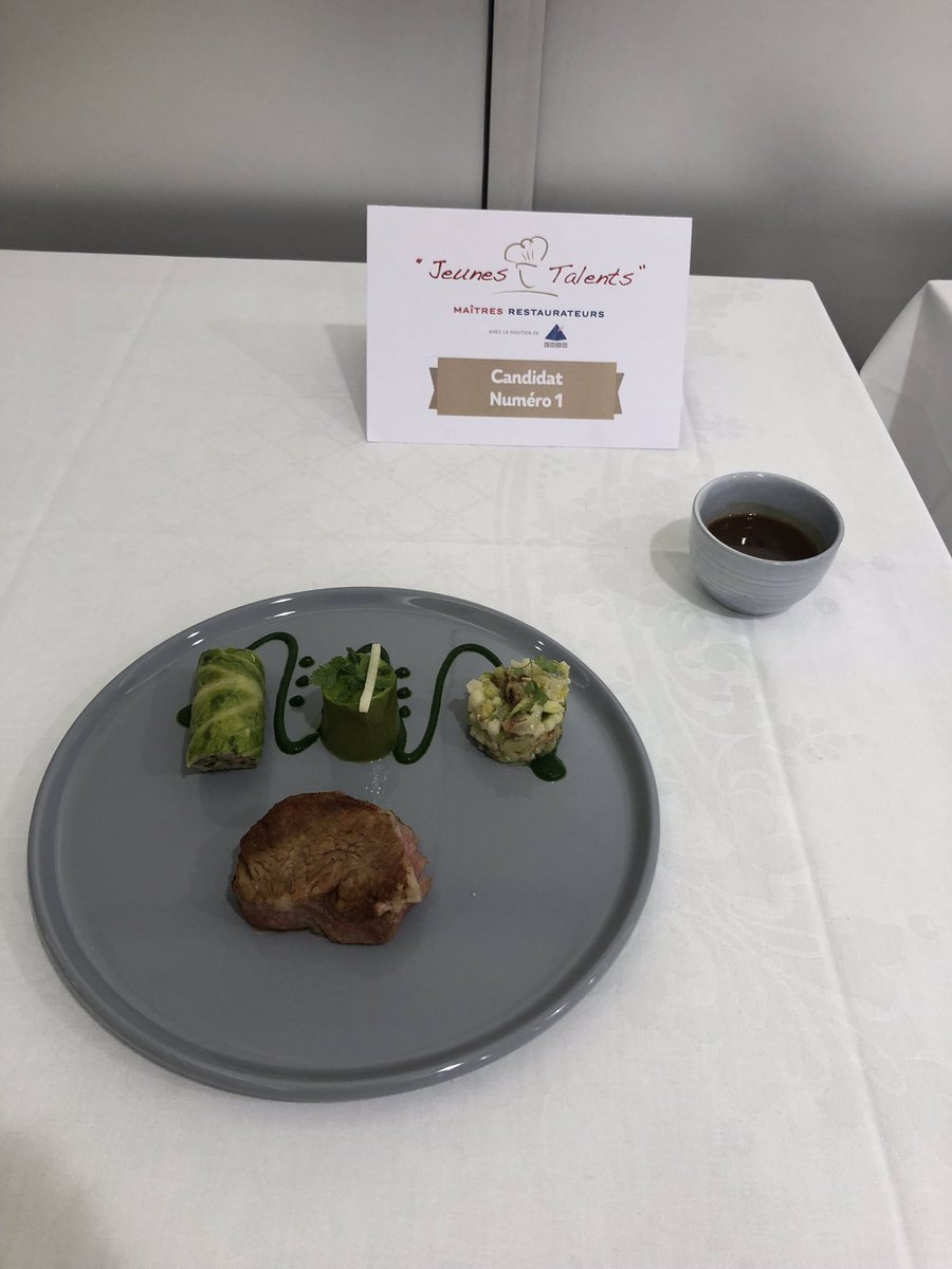 ArtusJulie's tweet photo. Carré de veau laitier et sa garniture verte, candidat 1 #concours #jeunestalents #maitrerestaurateur #umih #metro #ceproc #paris #gastronomie #food #savoirfaire https://t.co/4jSH0P23Qm