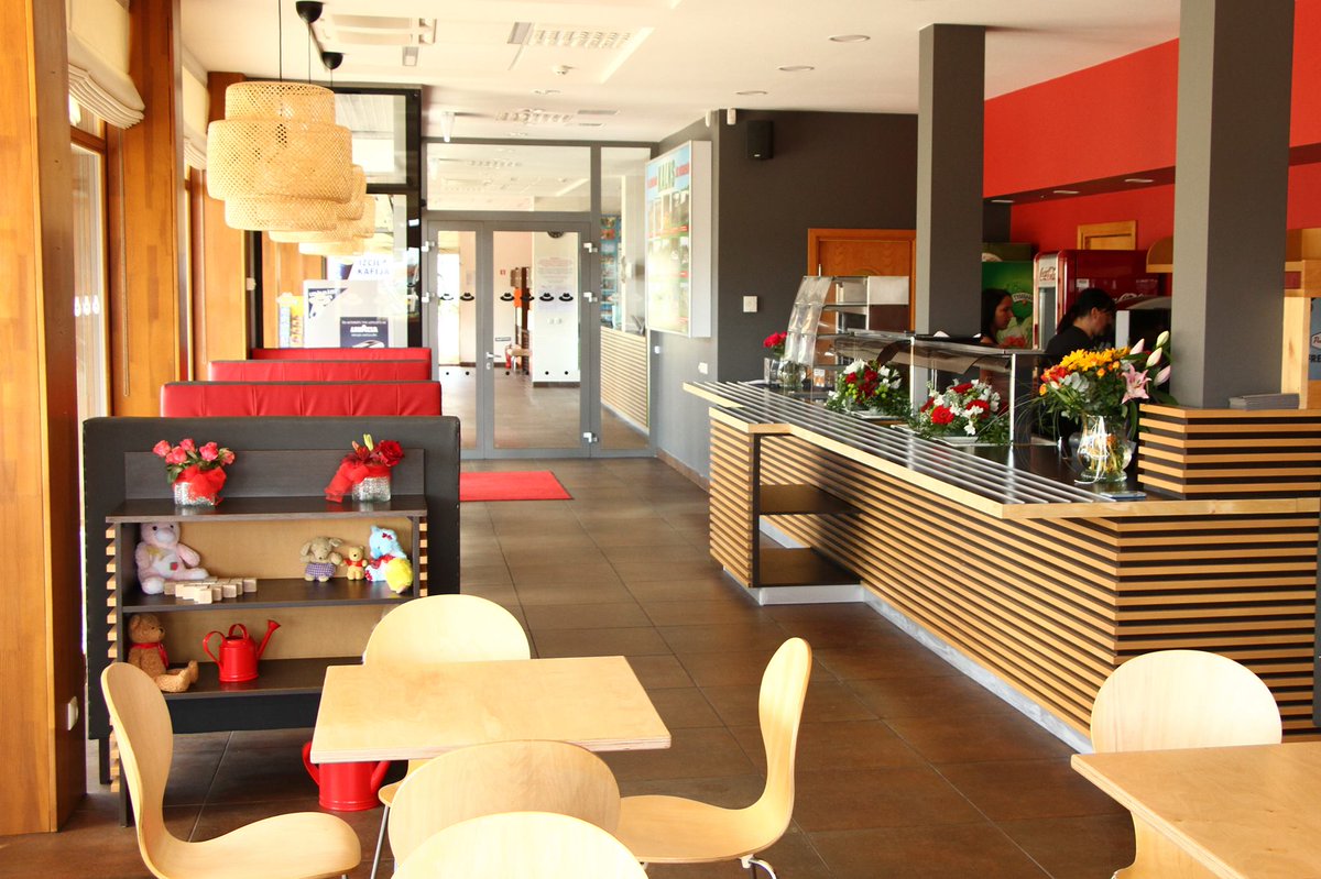 OC_Ventspils's tweet photo. Ventspils Piedzīvojumu parkā durvis vērusi jauna, gaumīga kafejnīca “Kuršu krogs BISTRO”. Pieejamas dažādas uzkodas, siltie ēdieni, salāti, saldie ēdieni, gan karsti, gan atspirdzinoši dzērieni un vēl daudz kā cita. Aicinām nobaudīt! 
Vairāk - https://t.co/XZDVpoKuRB https://t.co/RcRT0lIWnD
