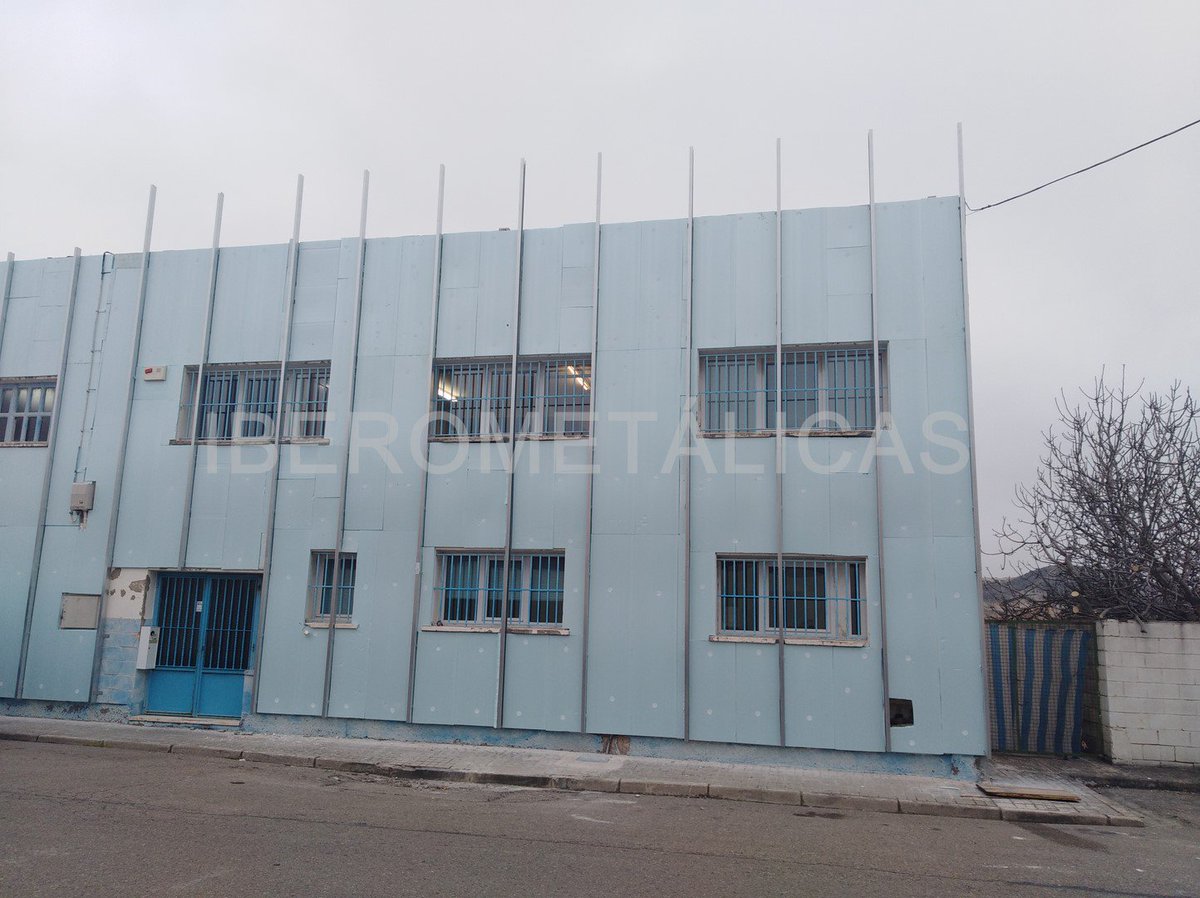 IBEROMETALICAS's tweet photo. Finalización de los trabajos de #revestimiento de #fachada de Lafert Motores en Zaragoza. #Chapa de #acero prelacada fijada a sistema de #enrastrelado de acero galvanizado y la colocación de #aislamiento intermedio. Esto ha permitido mejorar la imagen de la empresa. https://t.co/v4nyT3Uq2J
