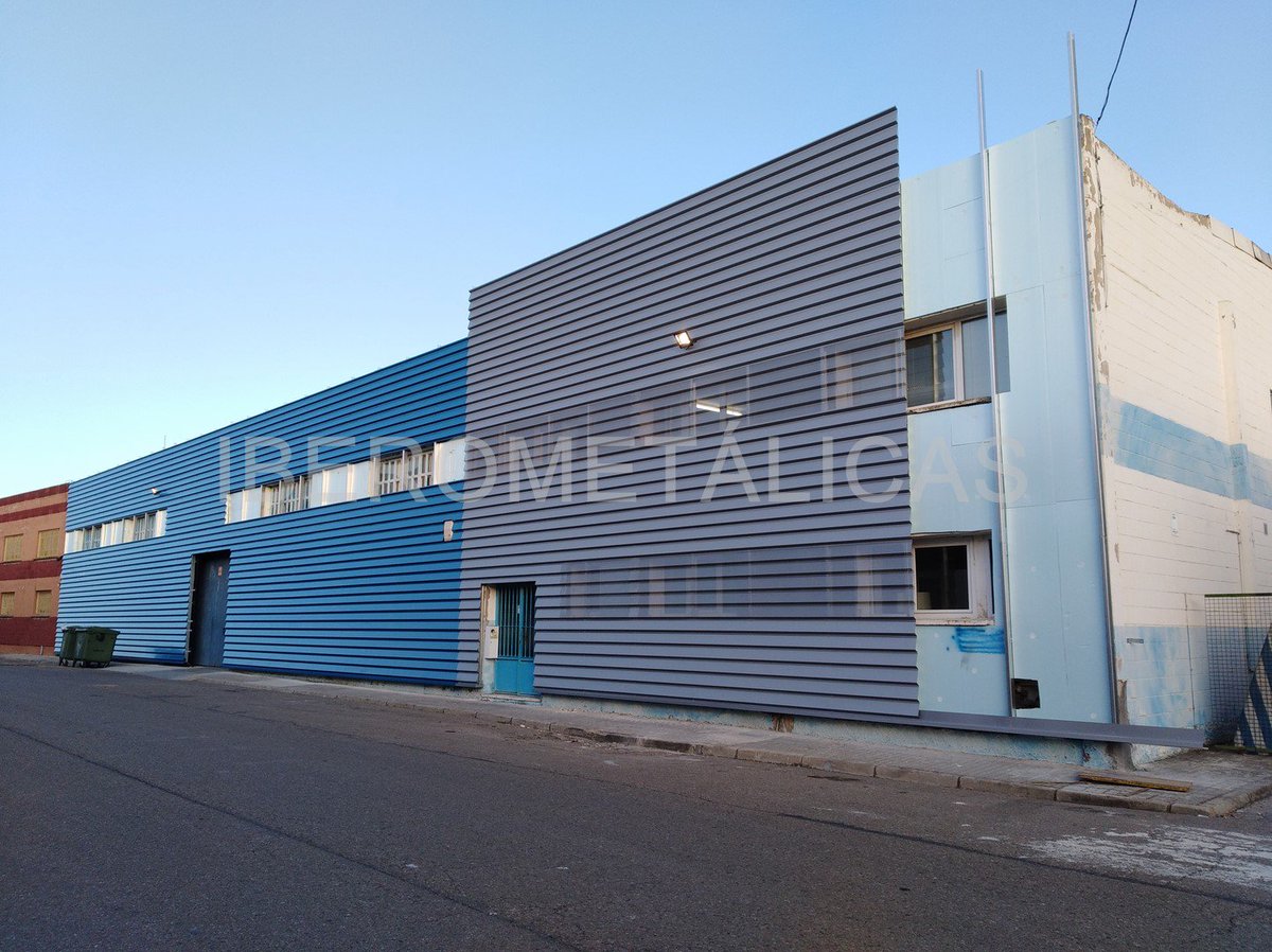 IBEROMETALICAS's tweet photo. Finalización de los trabajos de #revestimiento de #fachada de Lafert Motores en Zaragoza. #Chapa de #acero prelacada fijada a sistema de #enrastrelado de acero galvanizado y la colocación de #aislamiento intermedio. Esto ha permitido mejorar la imagen de la empresa. https://t.co/v4nyT3Uq2J
