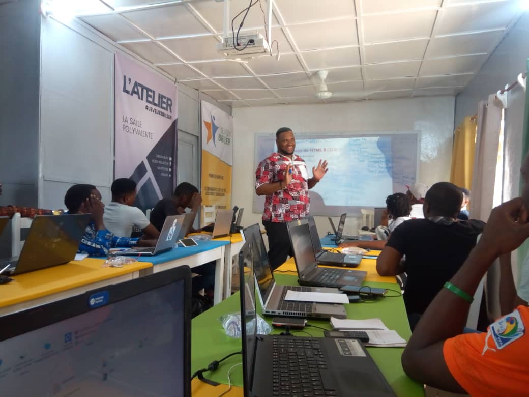 akimbiw's tweet photo. 1er jour du DevCamp XL dans les locaux de @jvbriller avec @gerobignon .Ce DevCamp pour objectif d'initier les jeunes à la création de Sites Web professionnels et dynamiques se déroulera sur une semaine.
@numeriquebenin
@jvbriller 
@wasexo 
#jeveuxbriller
#devcampJVB
#wasexo https://t.co/0d9VmsQr89
