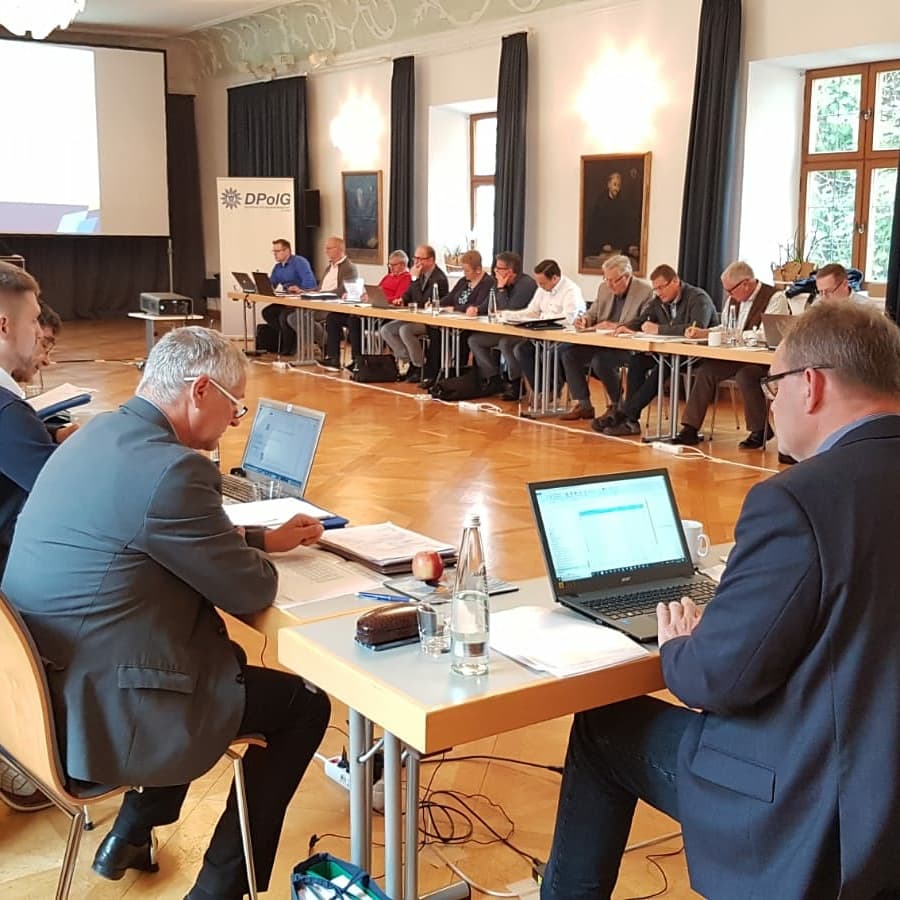 DPolGBayern's tweet photo. Der Landeshauptvorstand der #DPolG #Bayern tagt zwei Tage im #Kloster #Seeon am #Chiemsee. Themen u.a. Arbeitszeitmodelle, DuZ-Dynamisierung und vieles mehr. #Polizei #Polizeifamilie #deinetwegen https://t.co/95BM4tt4kP