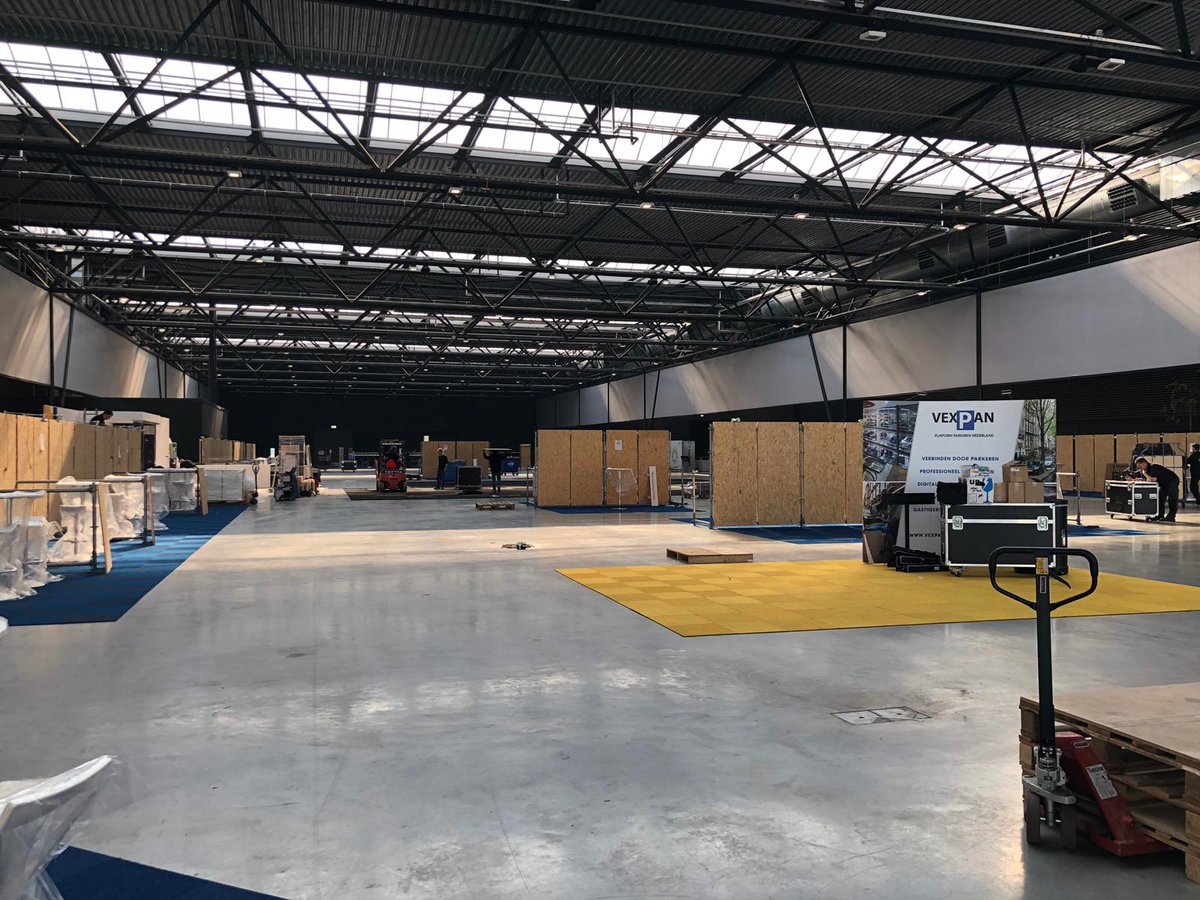 ParkeerVak's tweet photo. De opbouw van #Parkeervak2019 is in volle gang! Ontmoeten wij u aankomende woensdag of donderdag tijdens dit vernieuwde evenement? De ParkeerVak arena komt al in zicht! @VexpanTweet @Brabanthallen #parking #construction #event #mobility https://t.co/pjAuOpGZjF