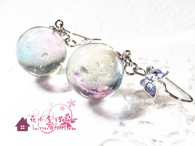 POPPY_resin's tweet photo. 球体の泡入りとオーロラ入りを比べると、自分が作りやすいのは泡入りかなぁという感じでした。結構前に作ってまたチャレンジしたわけですが、泡を入れるのすごく楽しいんですよね✨シンプルなのでより綺麗で魅力的に仕上げられるように頑張りたいですね🌟（1枚目：前に作ったもの/2枚目：最近のもの） https://t.co/r1uTsShnii