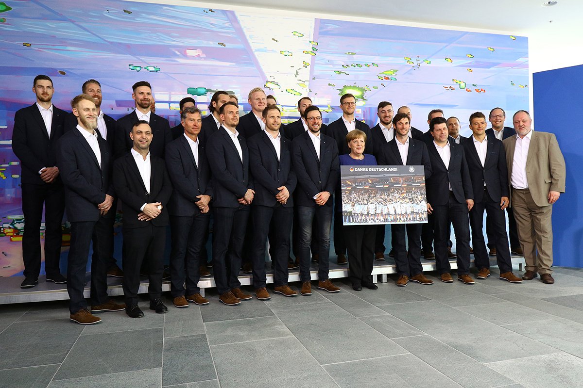 Pixum_DE's tweet photo. Als langjähriger Partner von @DHB_Teams haben wir gerne beim Geschenk für Bundeskanzlerin Angela Merkel unterstützt: ein Pixum Wandbild.

Danke für eine grandiose Handball-WM!

Foto: © Michael Hundt/mhupictures https://t.co/1ilDxNmxLl