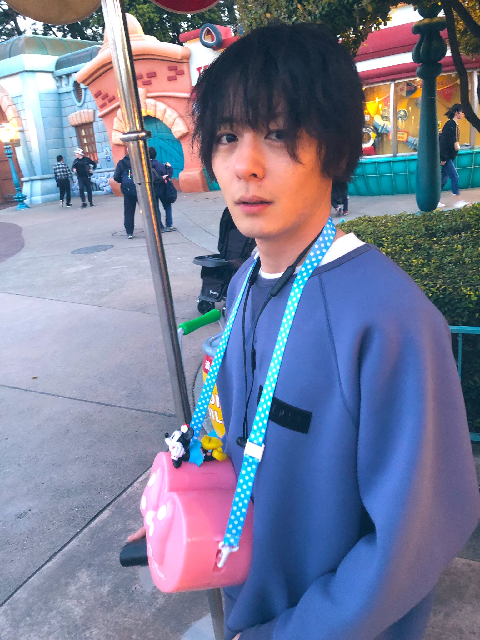 岸 洋佑 犬飼さん迎えに行ってさ 気付いたらさ なんかディズニーいたんだけども どゆこと 男2人でしたので 勘違いされたかもしれないけど うん めちゃ楽しかったです あっちゃんありがとう T Co 7slrmxfh8m Twitter