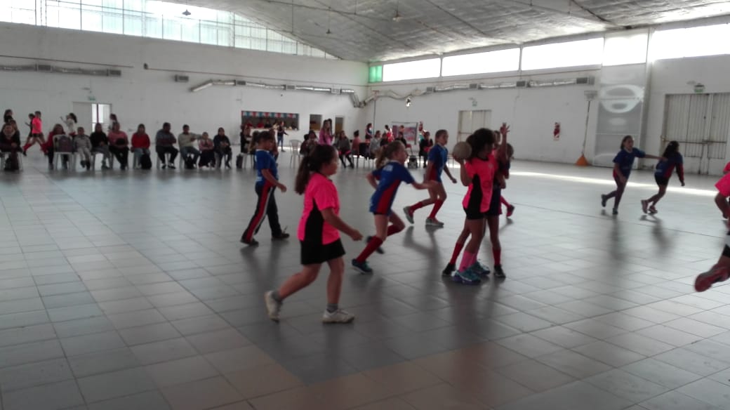 ACCIÓN EN LAPRIDA

Este sábado el equipo de Cestoball de Laprida recibió al C.E.F (Centro de Educación Física) de Bolívar para jugar amistosos de las categorías Minis y PreMinis para comenzar a poner los equipos en forma. El grupo de escuelita también tuvo su momento de juego.
