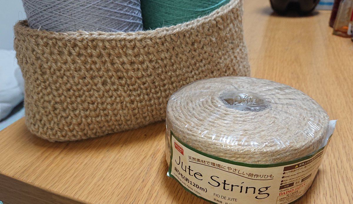 ミカミ屋代 ダイソーの麻紐の太さが一定で素晴らしい １２０m一個で２コーン糸入れ出来た かぎ編み 麻ひも編み ダイソー