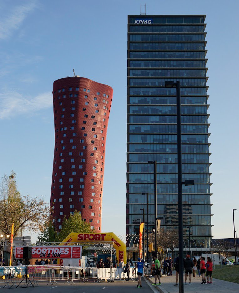 ssi_schaefer_es's tweet photo. Con motivo de la celebración del 20 aniversario de @ssi_schaefer_es , nuestros empleados han participado este fin de semana en la “#CursaNocturna Sport Ciutat de L'Hospitalet” #Iberia20años #SchaeferCumple20 #SSISchaeferDevelopingTogether https://t.co/mSfeCfD8CB