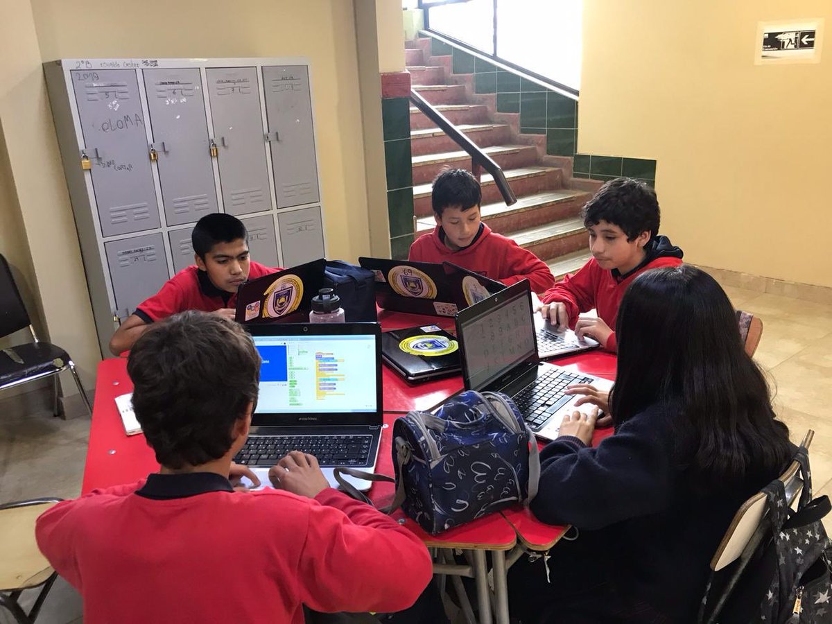 Chile_Programa's tweet image. 🎉 La #SemanaTODOChilePrograma ha sido todo un éxito 💻🧠 De diversas partes de Chile, docentes y estudiantes de 5 a 18  años se han divertido y aprendido #Programación a través de talleres de creación de #VideoJuegos, #AppMóviles y #Robots 🎮📲🤖 ¡Únete con nuestro hashtag! 😍