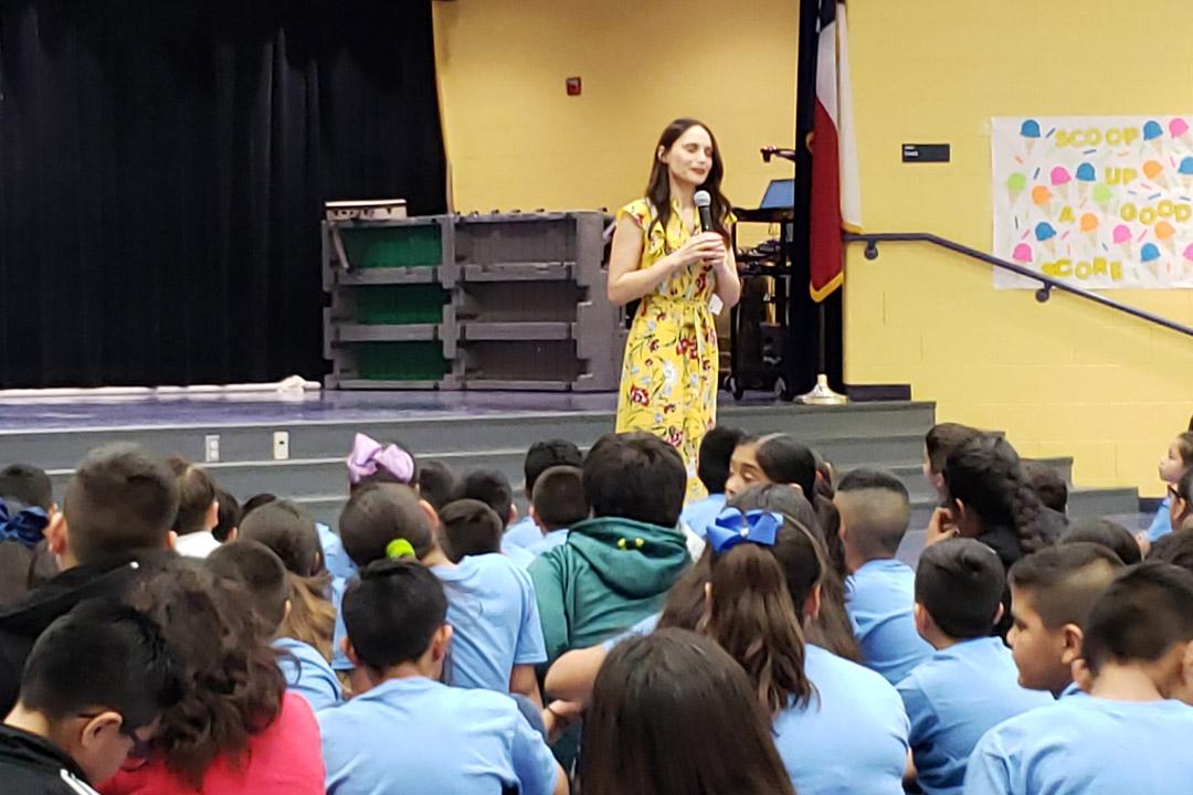 SEUAlumni's tweet photo. #seualumni actress Arlene Santana ’03 recently gave a pep talk to the students of Lloyd M. Bentsen Elementary School in Mission, TX. We love when alumni continue to give back #aftersteds. https://t.co/FNMGqqz7QM #seugives @arlene_santana https://t.co/dQXBjIEEIY
