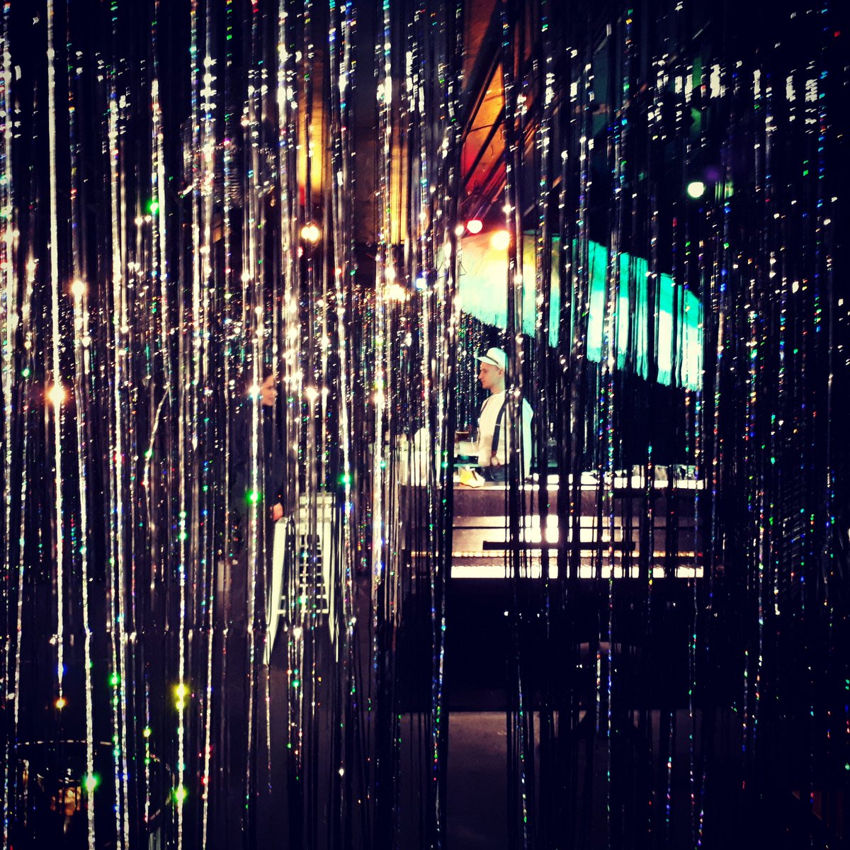Schon nächste Woche lüftet sich der #Glitzervorhang für unsere Berlin-Revue „Spreeperlen“. 

#glitter #Backstage  #revue  #stage #theater #Musiktheater #Premiere  #proben #Berlin #vagantenbühne