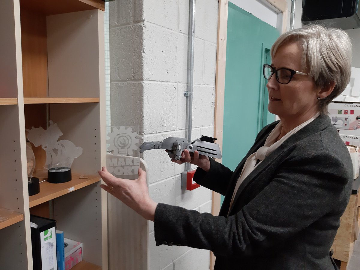 martinaomoore's tweet photo. Thank you to Mary Keogh Coordinator of Portarlington Enterprise Centre to be given an opportunity to be shown around this fantastic Community facility #hotdesk #makerspace #portarlington #makeport @Clann_Credo supported project @corderdojo @LEOLaois @GrowRemoteIrl @LaoisPPN https://t.co/AEdS8Fe1Y1
