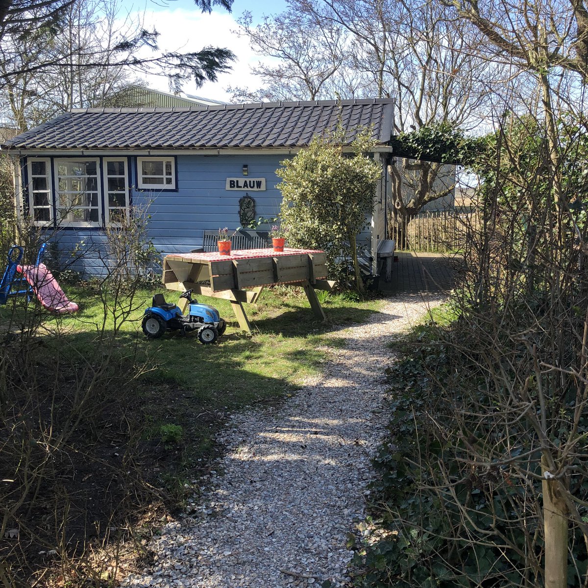 Met Hemelvaart nog 1 huisje beschikbaar! Huisje Blauw 💙 Rest vol,pasen vol, pinksteren vol. #hemelvaart #vakantiehuisjetehuur #huisjeaanzee