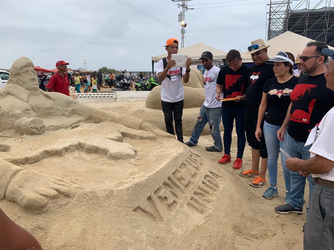 apuertocabello's tweet photo. #15Abr Nuestro Alcalde @JCbetancourt72 y la Primera Combatiente @MaDanielaDiaz31 durante el recorrido de evaluación a las obras del concurso #Arenarte, creadas por artistas cultores porteños y exhibidas en el evento #Dracufest2019 en Waikiki #CreatividadAlMaximo #SemanaSanta2019 https://t.co/aWeAlkyOnt