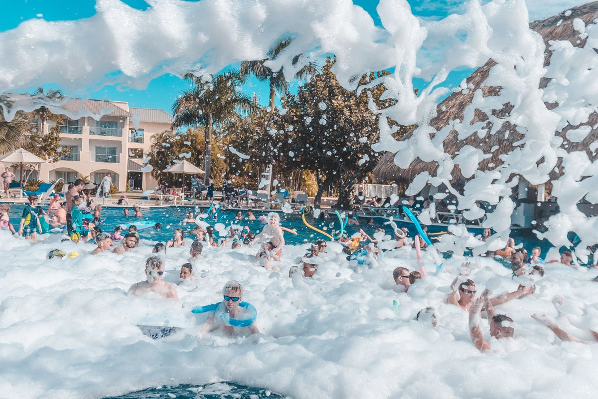 GMSplash's tweet photo. Saturdays are for family fun! You can't miss our fun Foam Party every week in the main pool! #CelebrateTheFun #GrandMemoriesSplash https://t.co/Dw8LoRKwBj
