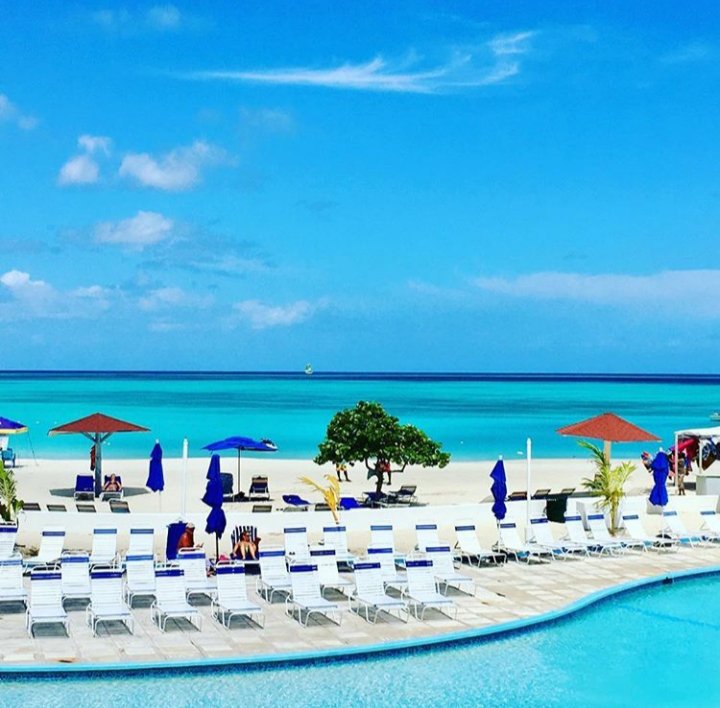 Jolly_Beach's tweet photo. We loved this post so much! "The only kind of Monday Blues I'm interested in." So true! #YouAreTheStar  📷: @my_world_adventures_ https://t.co/VJt5F9Gaj9
