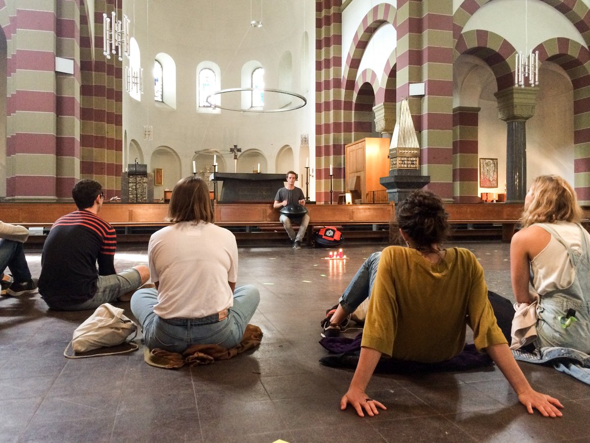 922m2's tweet photo. 11. Mai 2018: Können wir um einen Baum trauern? Oder um einen Menschen, den wir nicht kennen? Wir meditieren über das Schöne, Gute und Wertvolle in Mensch und Natur.
#handpan #hangdrum #humanthemovie #mindfulness #achtsamkeit #trauerfeier #922m2 #BrüsselerPlatz https://t.co/Mo2Q4eGZvZ