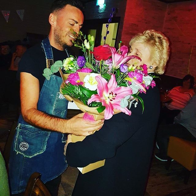On_Tracks's tweet photo. Great photo of Athony from @bobbysbistroandbuffets in his @titanicdenim  #sustainableapron 
#ars #restaurants #cafes #bistros #denimaprons #zerowastedenim  #zerowasteaprons #bespoke #designer https://t.co/IfeBJ7qW2n https://t.co/sOPuka51Dp