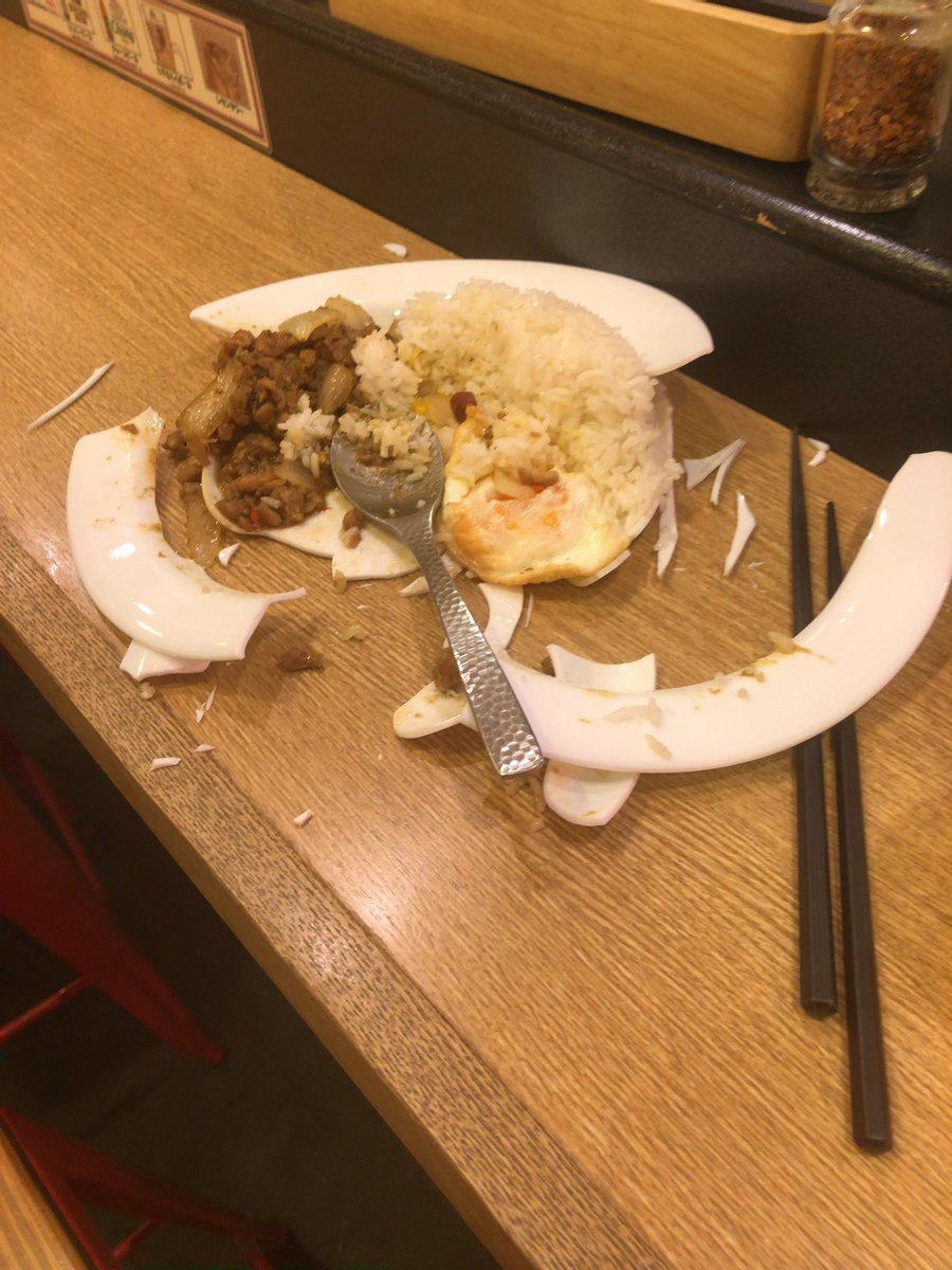 タイ料理屋でガパオを食べていたら皿が自動的に爆発した この現象を科学検証したいな 強化ガラスの皿爆発はあるある Togetter