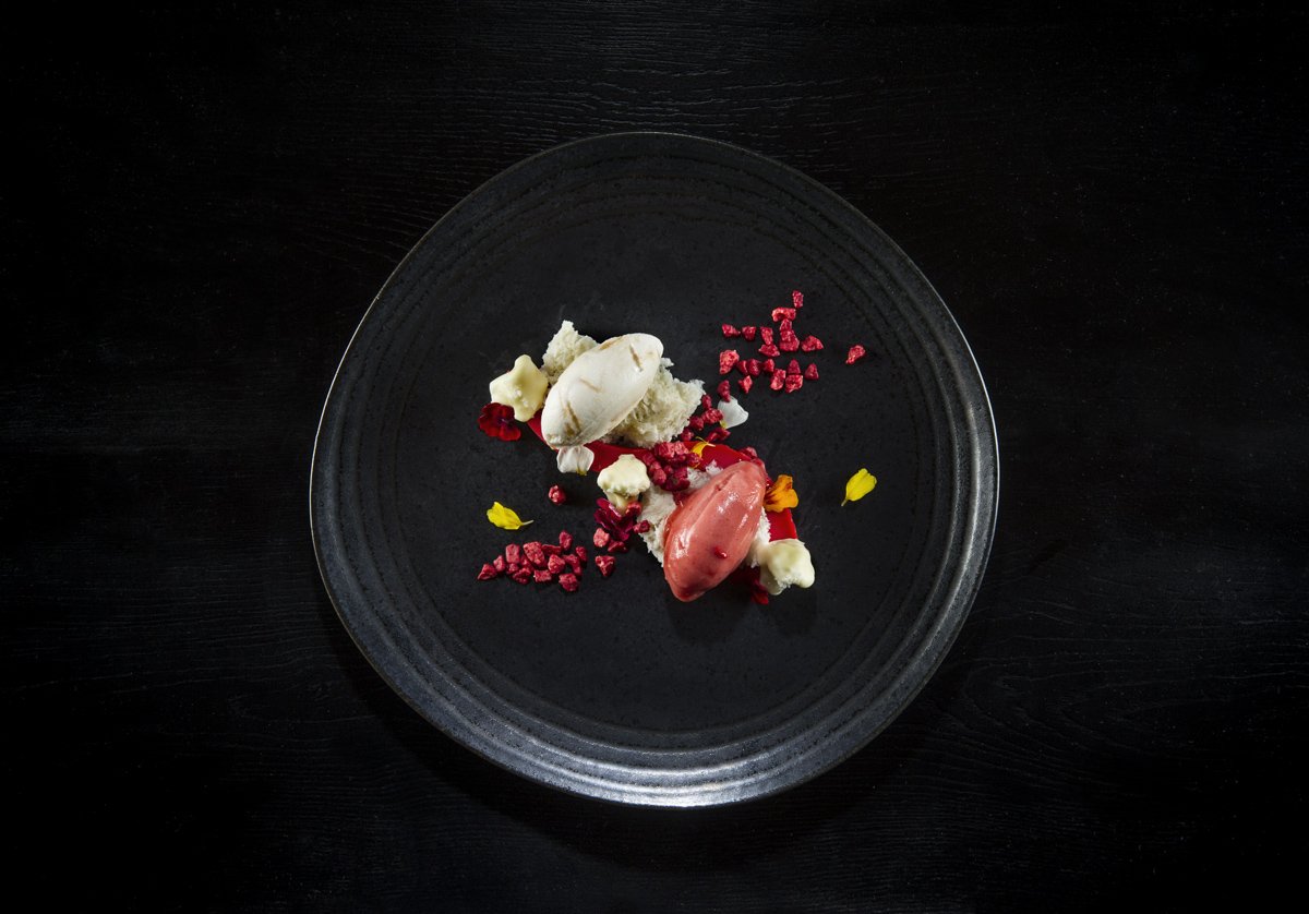 RteIkea's tweet photo. Helado de coliflor veteado con dulce de leche, garnache flexible de chocolate blanco y sorbete de fresa avinagrado. #menudegustacion @TurismoVitoria @i_Euskadi @alavaturismo https://t.co/215pa85ucp