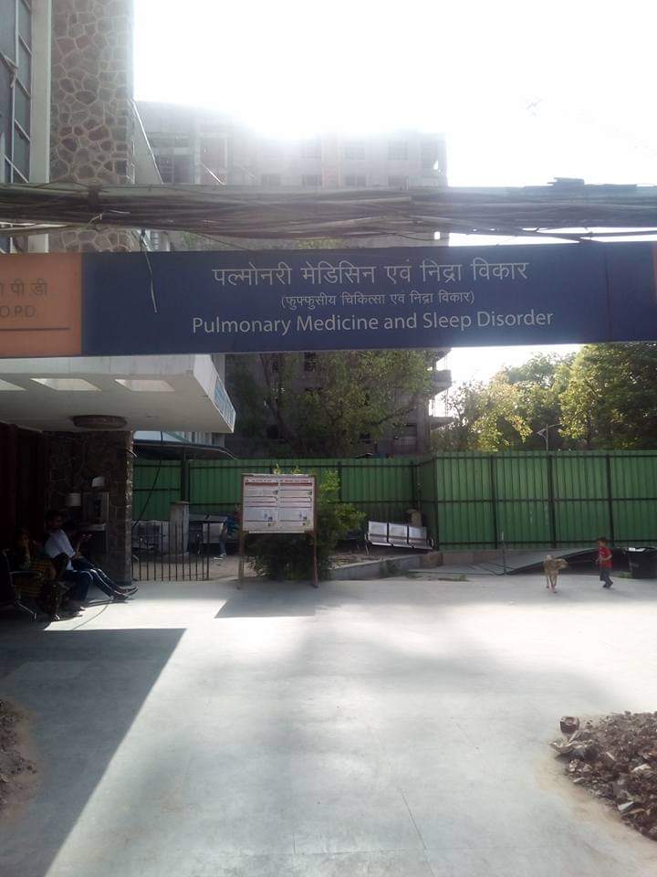 #BEDTET2011 #up
 एम्स नई दिल्ली में Pulmonary विभाग मरीजों को बैठने की भी व्यवस्था नहीं साँस के रोगी मजबूर होकर धूप में खड़े रहकर अपनी बारी का इंतजार करते हुए l
क्या विडंबना है कि चौकीदार के नाक के नीचे विकास का अनुपम दृश्य l 
<a href="/BJP4India/">BJP</a>
<a href="/RSSorg/">RSS</a>