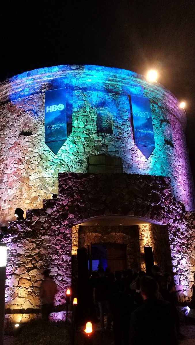 La_Neiro's tweet photo. Hermoso todo ayer a la noche #GoTWatchParty #CasaArgentina #gameofthrones #ForTheThrone
Gracias @HBOLAT @sexito951 y a nuestra embajadora @FioSargenti https://t.co/yJQMkrjj7G