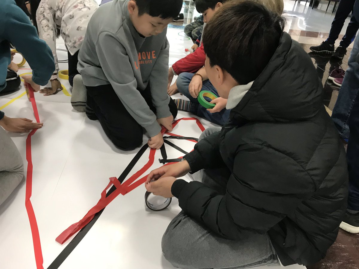 susancckim's tweet photo. Where are you now in your PYPx journey? What would your journey look like if it was a line? @ibpyp @GSISKorea #reflection #art #PYPx #exhibition #lotsoftape #grade5 @shandamheath @Mikwondo86 https://t.co/jZv62WgiVh