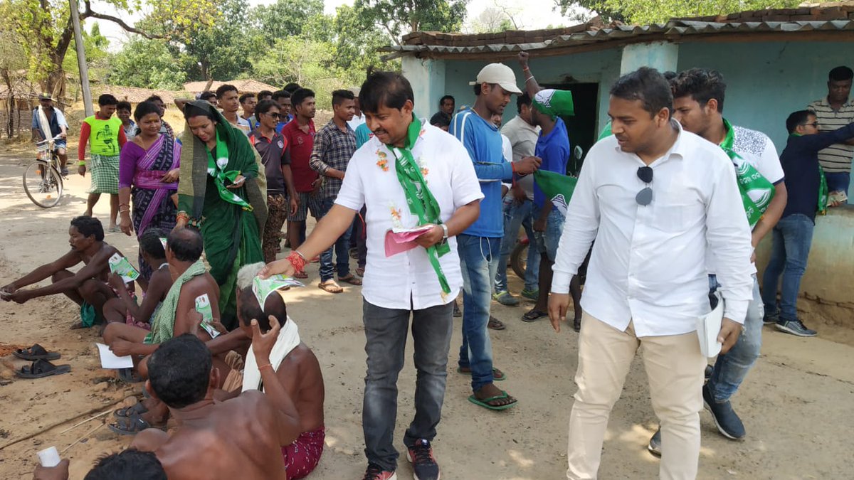 singhjogeshk's tweet photo. ହେମଗିର ବ୍ଲକ ର ତୁମଲିଆଗ୍ରାମ ରେ ସୁନ୍ଦରଗଡ ର ଲୋକ ସଭା ପ୍ରାର୍ଥୀନୀ ଶ୍ରୀମତୀ ସୁନିତା ବିଶ୍ୱାଳଙ୍କ ସହ ପଦଯାତ୍ରା ରେ ଯାଇ ଭୋଟ ଭିକ୍ଷା କରିବା ଅବସର ର କିଛି ଦୃଶ୍ୟ 
ଲୋକ ମାନଙ୍କ ଭରସା ଓ ଉତ୍ସାହ ଦେଖି ମୋର ବିଶ୍ୱାସ, 
ଏଥର ନିଶ୍ଚୟ #ଘରେଘରେଶଙ୍ଖ #ସୁନ୍ଦରଗଡରେଶଙ୍ଖନାଦ
#GhareGhareSankha #SundargarhReSankhanada
@bjd_odisha https://t.co/6qud8oWfpc