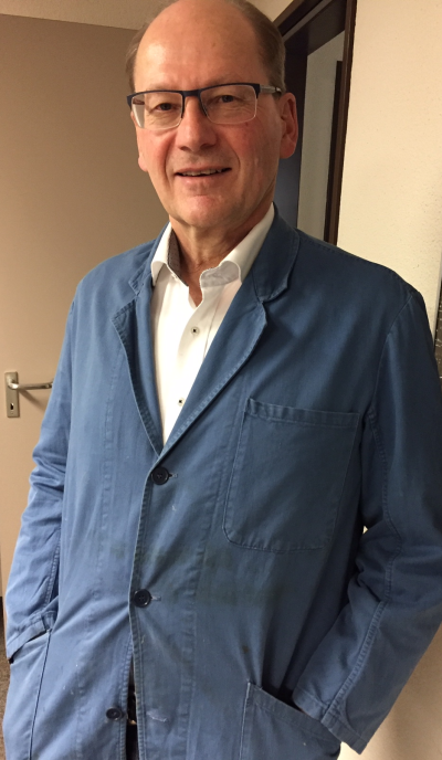 objeng's tweet image. Gestern vor 50 Jahren habe ich meine Lehre als Radio-TV-Elektriker begonnen; ein fester Grundstein für meine Berufslaufbahn.  Es war eine Zeit von Röhre bis zum Mikroprocessor. Zu Ehren arbeite ich heute (etwas eingeschränkt) in meiner Original-Lehrarbeitsschürze ;-)