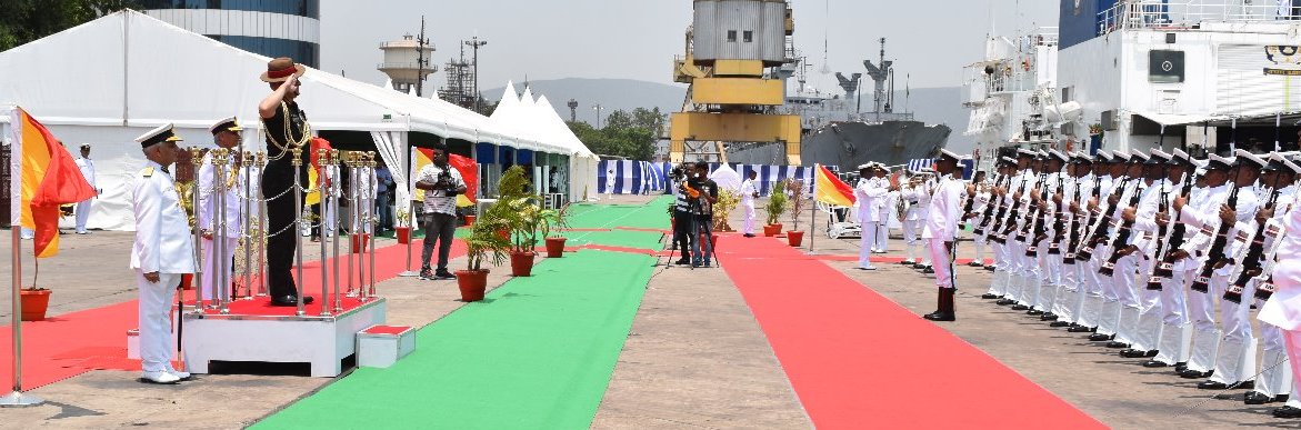 IndiaCoastGuard's tweet image. General Bipin Rawat #COAS #Commissioned an indegenously built #StateOfArt #IndianCoastGuard #Ship #Veera 2day in presence of @IndiaCoastGuard Director General Rajendra Singh &amp;amp;dignitaries from centre &amp;amp; state govt. in a #Ceremony held at #Vizag #AndhraPradesh @DefenceMinIndia 1/2
