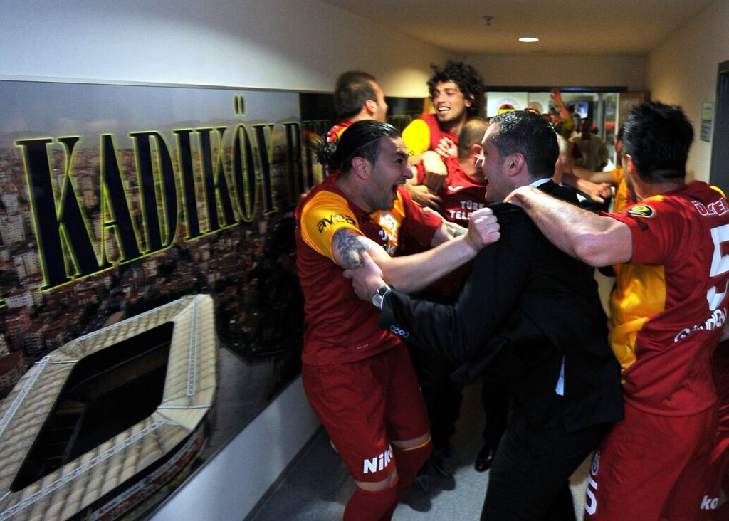 neco_ates's tweet photo. Vizyonunu çaresizlikten sadece Galatasaray üzerinden oluşturanların, kendi yaptığını savunamayıp rakibini Şampiyonluktan ettiği ile övünenlerin, bir daha olmayacak sanılan o gurur dolu geceyi hazmedemeyenlerin’+ https://t.co/BpYeoIlE3C